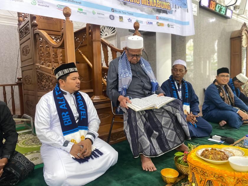Ulama Kharismatik Aceh Abu Hasballah Ketapang Pimpin Peusijuk Jamaah Umrah Kloter 55 Bir Ali 