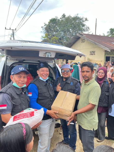 PT Bir Ali Tour and Travel berkolaborasi dengan STIKES Darussalam menyalurkan bantuan sembako sekaligus layanan pengobatan gratis bagi warga terdampak banjir di Desa Bireum Rayeuk